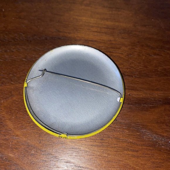 Vintage Topps Batty Button Pin 1970s Round Fly Me Yellow Insect - Picture 5 of 6